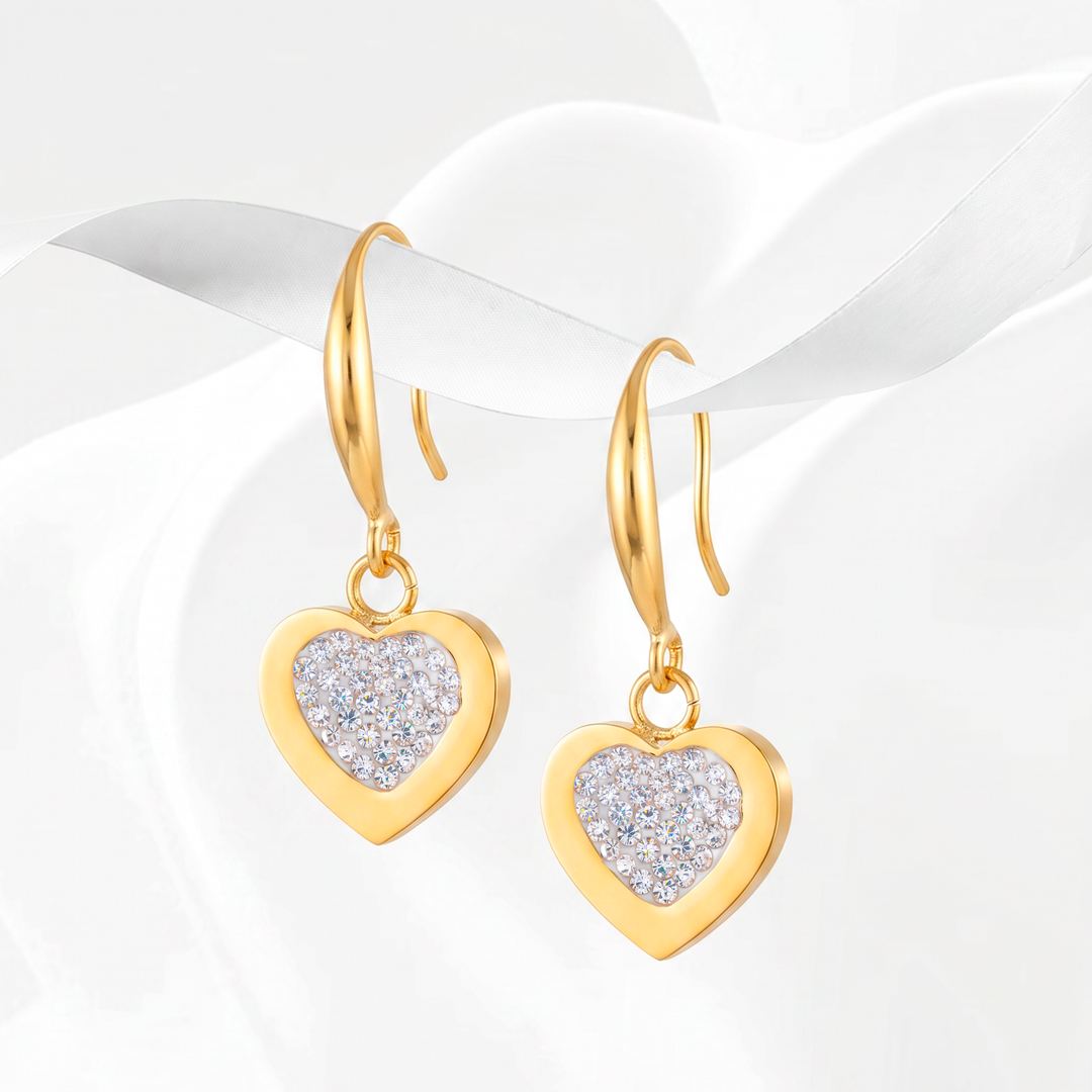 Aretes largos para mujer con gancho de acero inoxidable bañado en oro de 18k y dije colgante de corazón con incrustaciones de micro-cristales blancos.