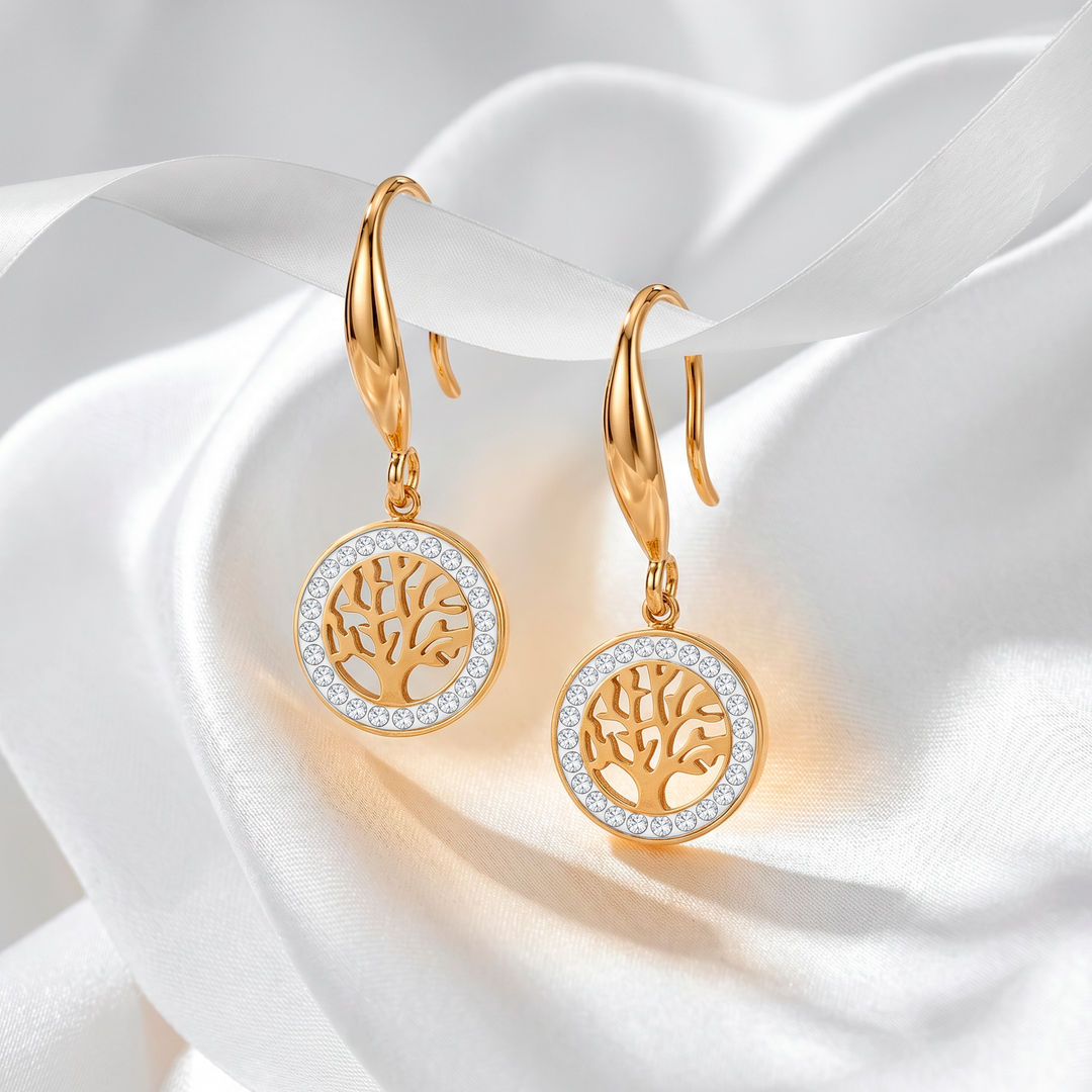 Aretes largos colgantes para mujer de acero quirúrgico 316 con baño de oro de 18k, detallados con cristales blancos lineales y un dije inferior del Árbol de la Vida.