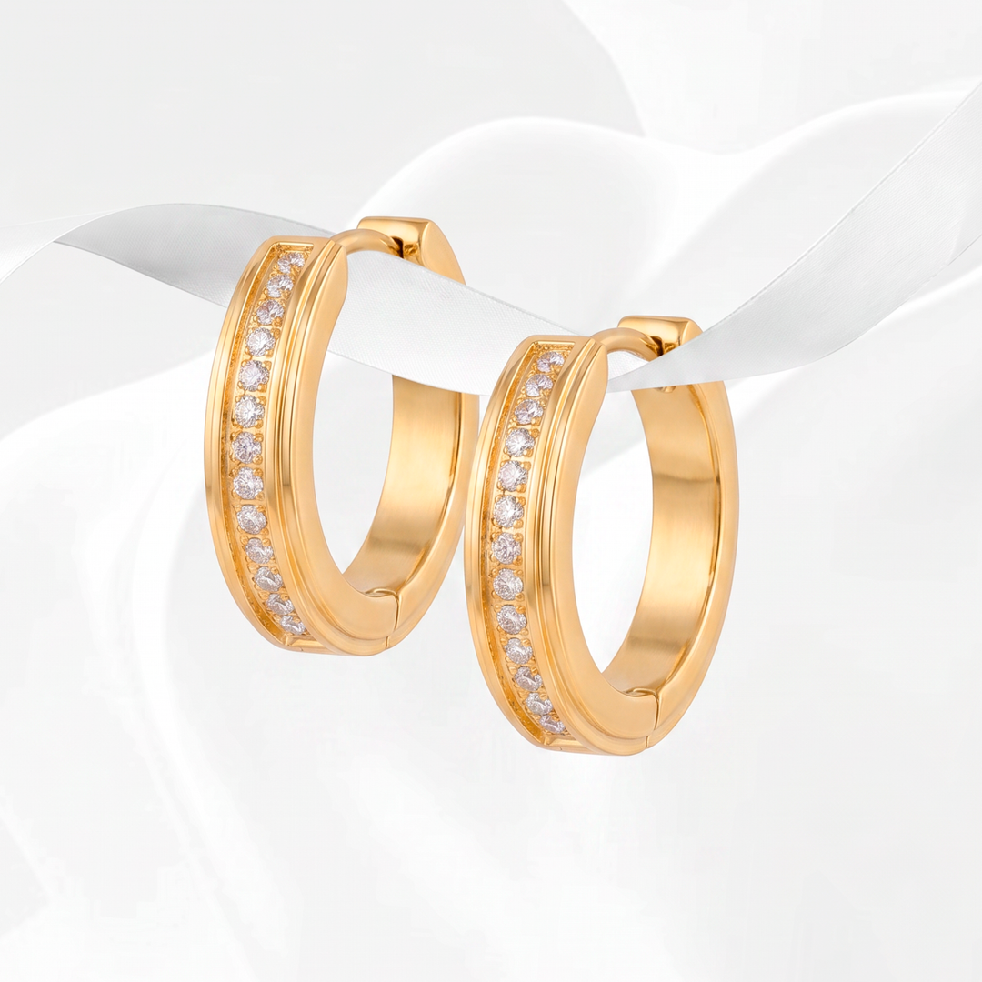Aretes de argolla gruesa para mujer en acero inoxidable bañado en oro de 18k, con diseño labrado texturizado y carril central de cristales blancos.
