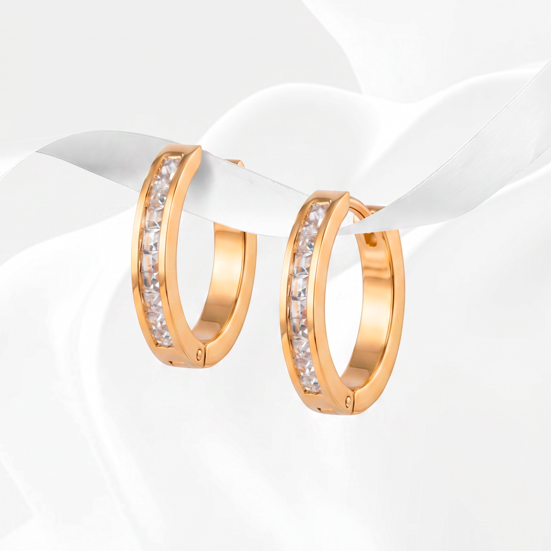 Aretes de argolla para mujer en acero inoxidable con baño de oro de 18k, diseño liso con carril central de cristales blancos facetados.