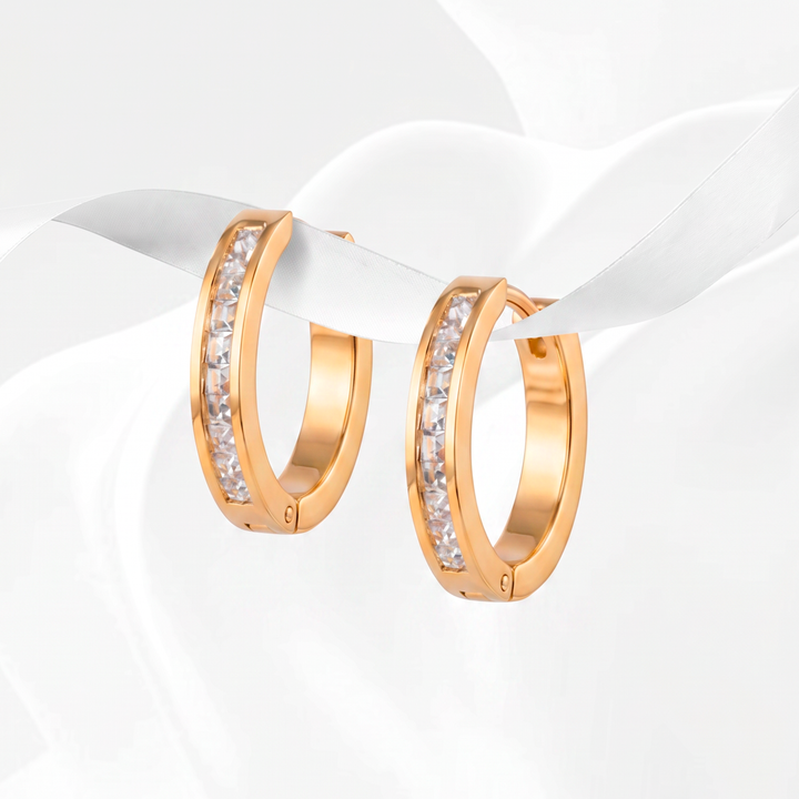 Aretes de argolla para mujer en acero inoxidable con baño de oro de 18k, diseño liso con carril central de cristales blancos facetados.