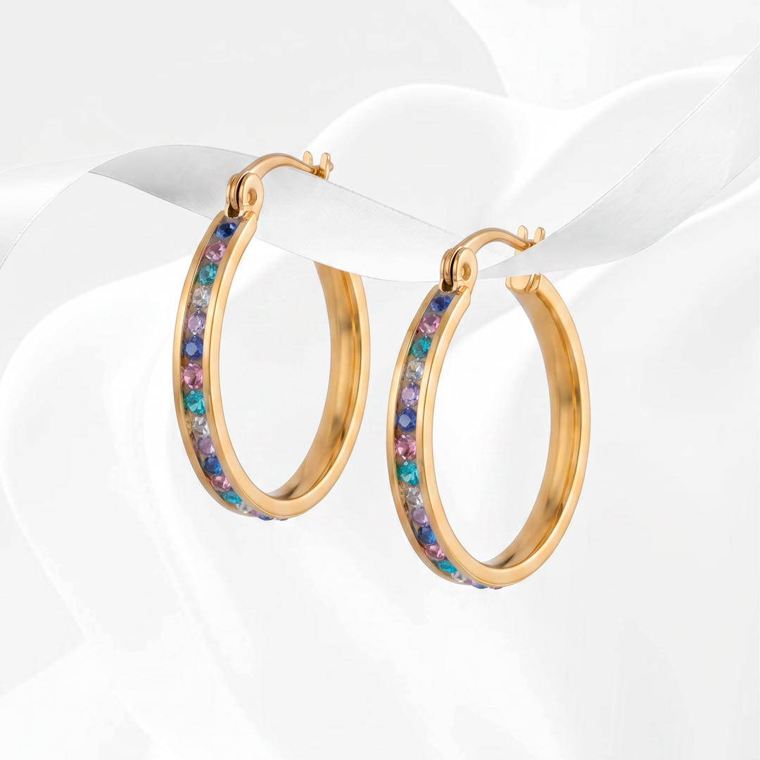 Aretes de argolla mediana para mujer en acero inoxidable bañado en oro de 18k, con diseño liso y carril central de cristales redondos de colores.
