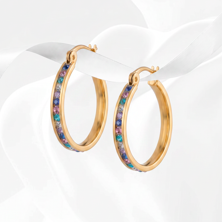 Aretes de argolla mediana para mujer en acero inoxidable bañado en oro de 18k, con diseño liso y carril central de cristales redondos de colores.