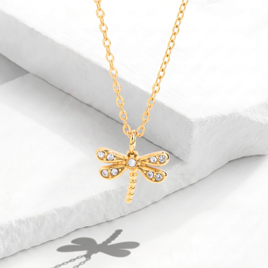 Collar para mujer con cadena fina de acero inoxidable bañado en oro de 18k y dije de libélula con cristales blancos redondos incrustados en las alas.