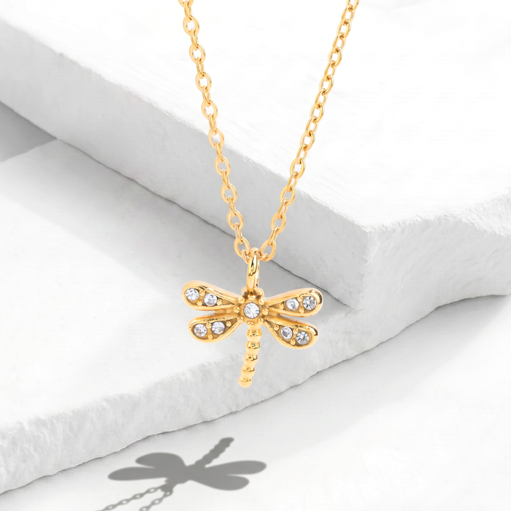 Collar para mujer con cadena fina de acero inoxidable bañado en oro de 18k y dije de libélula con cristales blancos redondos incrustados en las alas.