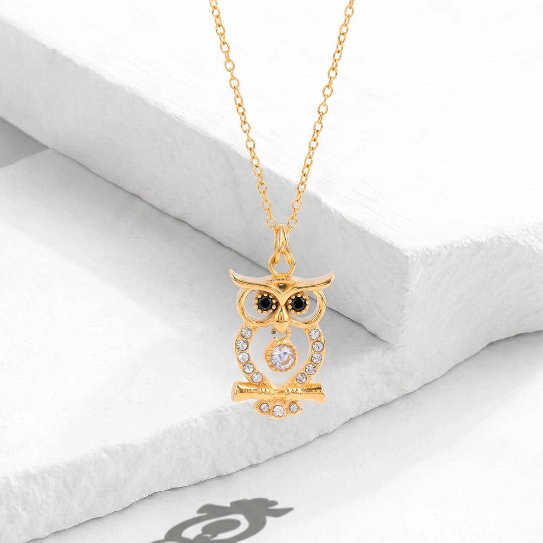 Collar para mujer marca Bodo con cadena fina de acero inoxidable bañado en oro de 18k y dije de búho con ojos de cristal negro y cuerpo decorado con cristales blancos.