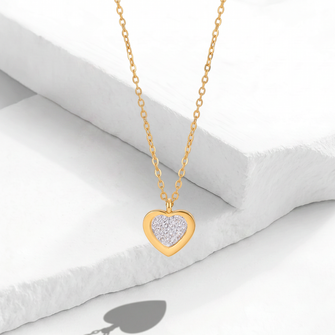 Collar para mujer marca Bodo con cadena fina y dije colgante de corazón en acero inoxidable bañado en oro de 18k con pavé central de cristales blancos brillantes.