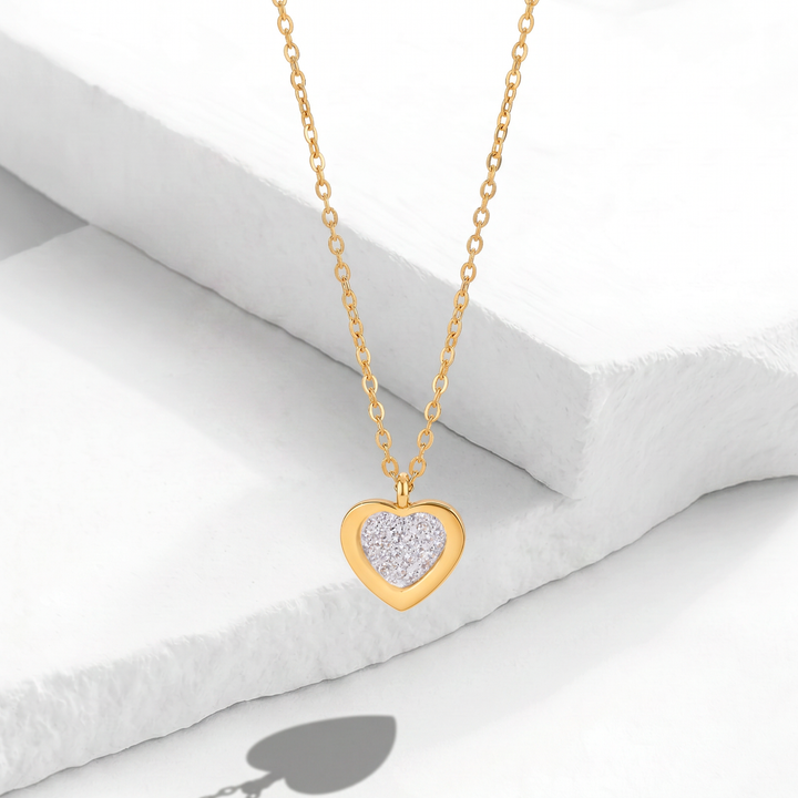 Collar para mujer marca Bodo con cadena fina y dije colgante de corazón en acero inoxidable bañado en oro de 18k con pavé central de cristales blancos brillantes.