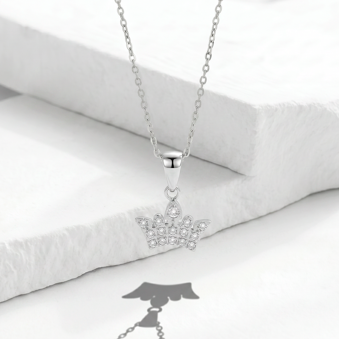 Collar para mujer marca Bodo con cadena fina de acero inoxidable plateado y dije de corona de cinco puntas completamente engastado con cristales blancos.