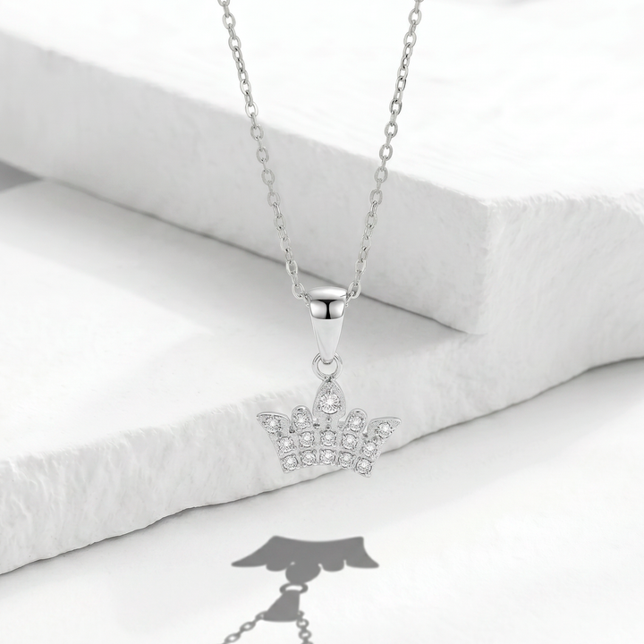 Collar para mujer marca Bodo con cadena fina de acero inoxidable plateado y dije de corona de cinco puntas completamente engastado con cristales blancos.