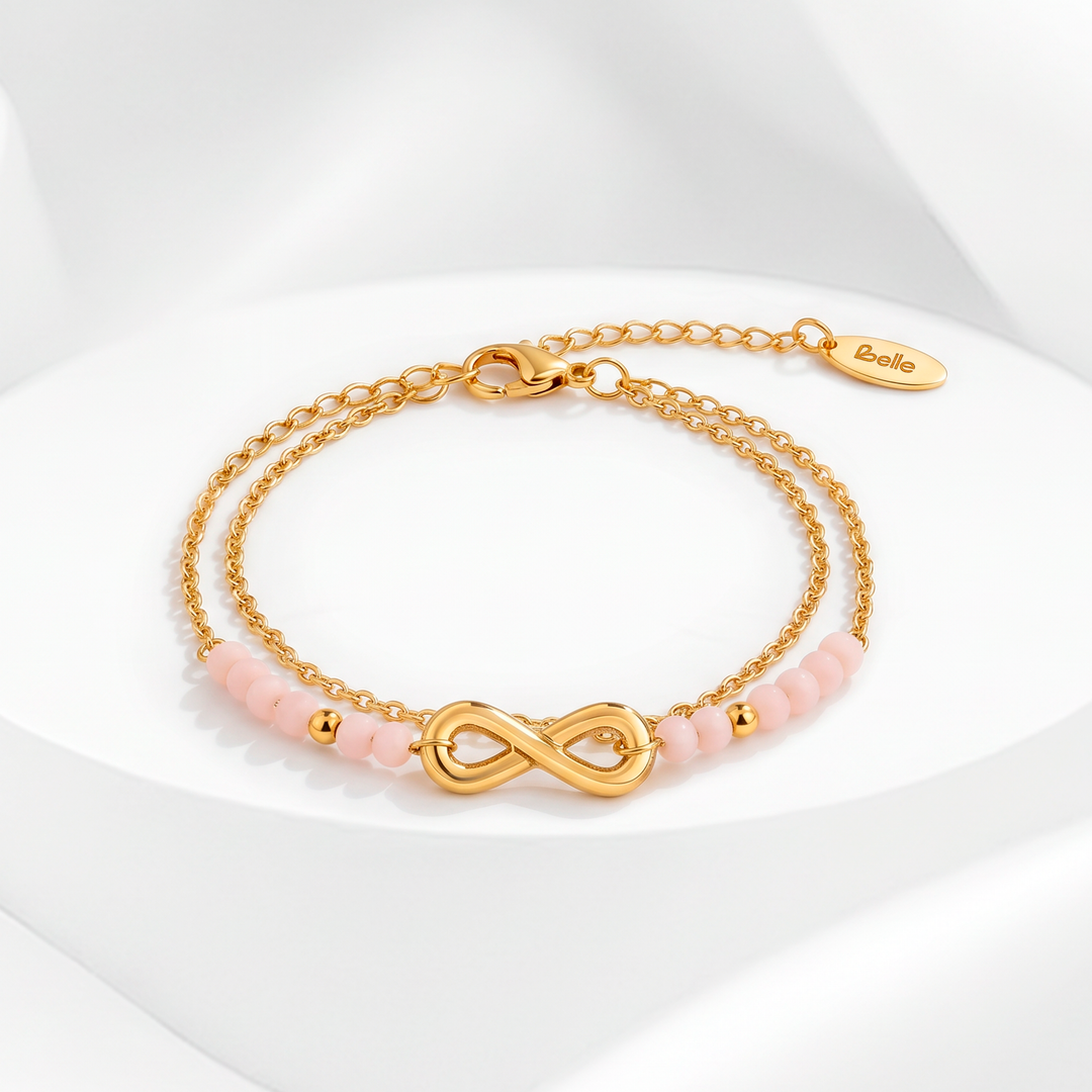Pulsera de mujer con baño de oro de 18 quilates en acero quirúrgico 316, con doble cadena fina y dije central de infinito cubierto de moisanitas brillantes.