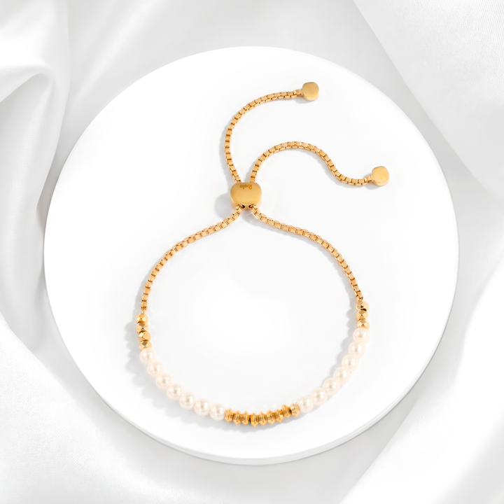 Pulsera ajustable para mujer marca Belle en acero bañado en oro de 18k con un tramo de perlas blancas cultivadas y un carril de moisanitas transparentes brillantes.