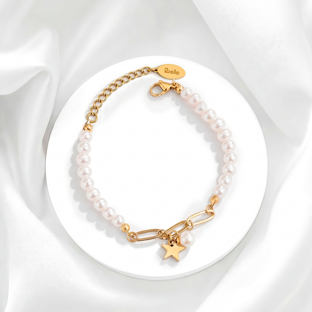 Pulsera de mujer con baño de oro de 18 quilates en acero quirúrgico 316, con doble cadena fina y dije central de doble corazón entrelazado con cristales blancos pavé.